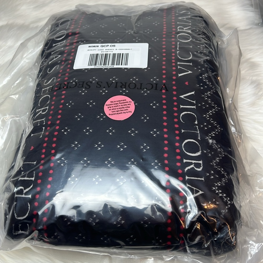 NWT Victoria’s Secret Sherpa Plush Fleece Blanket Black & White 50” x 60”